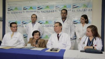 La ministra de Salud de El Salvador, María Isabel Rodríguez (2i), habla a periodistas en San Salvador.