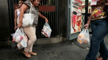 Primero se registró una severa escasez de papel higiénico que obligó a los venezolanos a abastecerse en grandes cantidades.