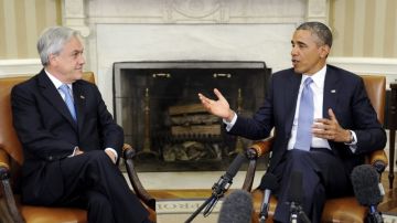 El presidente Barack Obama (d) se reunió con su homólogo chileno, Sebastián Piñera (i), en el despacho Oval de la Casa Blanca.