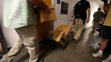 Los agentes del FBI salen con cajas de la oficina del senador Ron Calderón, en el Capitolio del Estado en Sacramento, California.