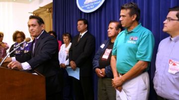 El concejal electo Gil Cedillo y el concejal José Huizar durante una conferencia de prensa realizada en el concejo de Los Angeles tras que se aprobara resolución que apoya licencias de conducir para indocumentados.