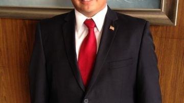 Isaac Galván, nuevo concejal hispano de Compton.