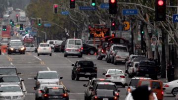Pese al gran tráfico de vehículos en Los Ángeles, las modificaciones tecnológicas han ayudado a disminuir la contaminación del aire.