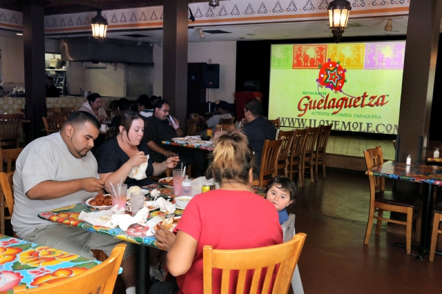 El tradicional restaurante La Guelaguetza es punto de encuentro para la comunidad oaxaqueña en Los Ángeles.