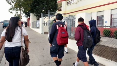 Estudiantes frente a la escuela intermedia Hollenbeck de Boyle Heights. Padres y maestros piden que se restauren servicios y personal a las escuelas de LAUSD.