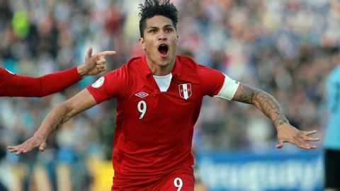 En la imagen, el jugador de Perú, Paolo Guerrero. EFE/Archivo