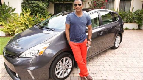 El artista Jon Secada está en la promoción de los autos ecológicos.