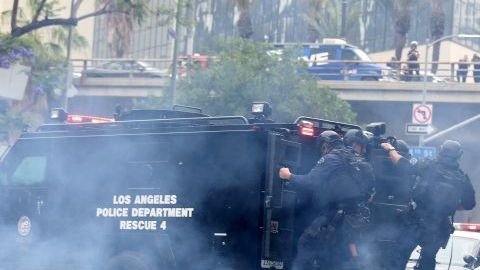 Simulacro antiterrorista realizado por LAPD y Unidad de Táctica Especial (SWAT) en el centro de Los Ángeles.
