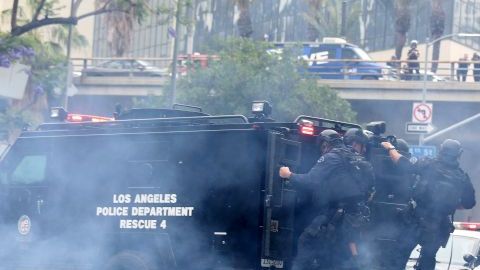Simulacro antiterrorista realizado por LAPD y Unidad de Táctica Especial (SWAT) en el centro de Los Ángeles.