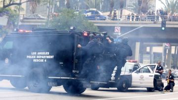 Simulacro antiterrorista realizado por LAPD y Unidad de Táctica Especial (SWAT) en el centro de Los Ángeles.