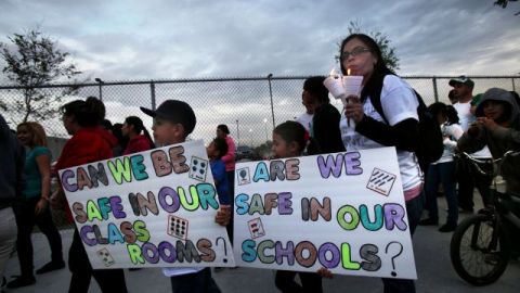 Una protesta de padres y alumnos de la escuela Miramonte ante los supuestos abusos cometidos por el exmaestro Mark Berndt, el 6 de febrero de 2012.