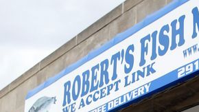 Arturo Venegas, propietario de la pescadería Robert's Fish Market, en Rogers Park.