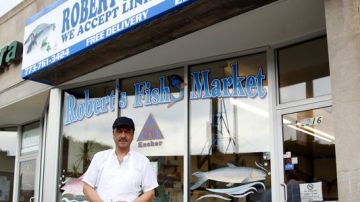 Arturo Venegas, propietario de la pescadería Robert's Fish Market, en Rogers Park.