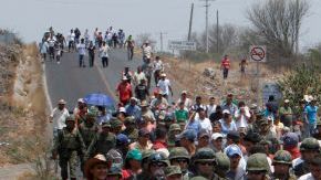 Soldados son acompañados por residentes y miembros armados de un grupo de autodefensa local en la población de Buenavista, en Michoacán