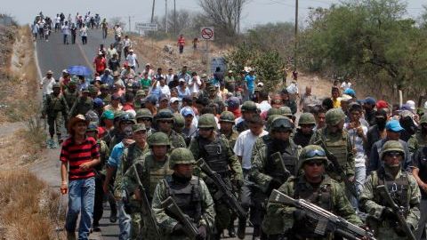 Soldados son acompañados por residentes y miembros armados de un grupo de autodefensa local en la población de Buenavista, en Michoacán