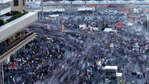 Miles de personas se concentran en la plaza Taksim en Estambul.