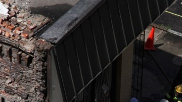 El derrumbe se produjo en la esquina de las calles 22 y Market Center, una zona muy céntrica de Filadelfia, donde un edificio que estaba siendo demolido, cayó sobre otro edificio donde funciona una tienda.