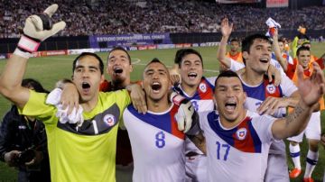 Los jugadores de la selección chilena celebran el triunfo sobre Paraguay
