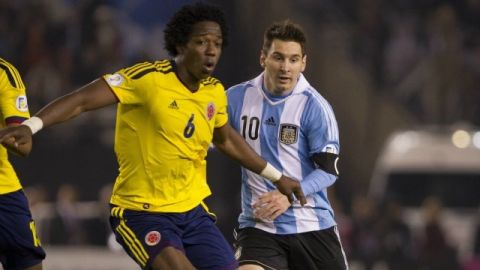 El colombiano Carlos Sánchez disputa el esférico con Lionel Messi, de Argentina