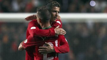 Joao Pereira y Cristiano Ronaldo celebran el gol del triunfo para Portugal