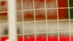 El balón está en la red y la celebración del goleador Aldo de Nigris quien anotó para conseguir la victoria de la selección mexicana ante Jamaica.