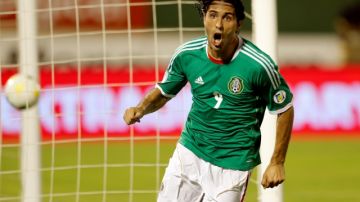 El balón está en la red y la celebración del goleador Aldo de Nigris quien anotó para conseguir la victoria de la selección mexicana ante Jamaica.