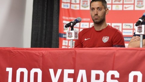 Juergen Klinsmann (der.) habla en una conferencia de prensa anterior, mientras lo escucha Clint Dempsey.
