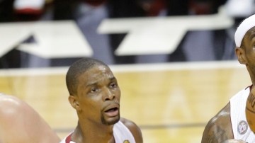 Tony Parker se convirtió ayer en el hombre clave del triunfo de las Es- puelas. Aquí se dispone a encestar ante la marca de LeBron James.
