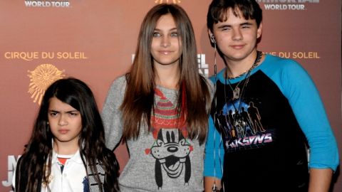 Paris Jackson, entre sus hermanos, Blanket y Prince Michael, hace un año.