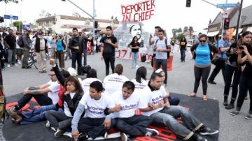 Manifestantes critican el número de deportaciones durante el mandato del Presidente Obama.