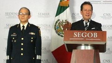 El portavoz del gabinete de seguridad de México, Eduardo Sánchez (c-i), acompañado por el brigadier Martín Terrones (i), el comisionado nacional de seguridad de la Policía Federal, Carlos Cervantes (c-d) y el capitán de navío, Jorge Víctor Zárate (d), durante una rueda de prensa en Ciudad de México donde anunció la liberación de 151 indocumentados y 14 mexicanos que estaban en poder de un grupo criminal en el estado de Tamaulipas.