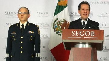 El portavoz del gabinete de seguridad de México, Eduardo Sánchez (c-i), acompañado por el brigadier Martín Terrones (i), el comisionado nacional de seguridad de la Policía Federal, Carlos Cervantes (c-d) y el capitán de navío, Jorge Víctor Zárate (d), durante una rueda de prensa en Ciudad de México donde anunció la liberación de 151 indocumentados y 14 mexicanos que estaban en poder de un grupo criminal en el estado de Tamaulipas.