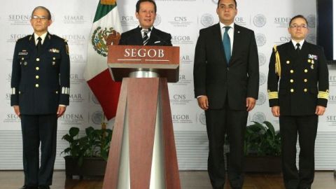 El portavoz del gabinete de seguridad de México, Eduardo Sánchez (c-i), acompañado por el brigadier Martín Terrones (i), el comisionado nacional de seguridad de la Policía Federal, Carlos Cervantes (c-d) y el capitán de navío, Jorge Víctor Zárate (d), durante una rueda de prensa en Ciudad de México donde anunció la liberación de 151 indocumentados y 14 mexicanos que estaban en poder de un grupo criminal en el estado de Tamaulipas.