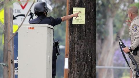Autoridades buscan a más sospechosos en el plantel del Santa Monica College tras un tiroteo que dejó múltiples heridos y  muertos.