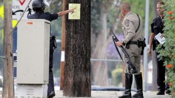 Autoridades buscan a más sospechosos en el plantel del Santa Monica College tras un tiroteo que dejó múltiples heridos y  muertos.