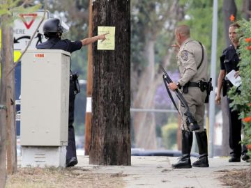 Autoridades buscan a más sospechosos en el plantel del Santa Monica College tras un tiroteo que dejó múltiples heridos y  muertos.