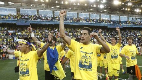 Los jugadores del Villarreal celebran su ascenso a Primera División tras su victoria ante la UD Almería, en el partido de la jornada 42 de liga en Segunda División que se disputa esta tarde en el estadio de El Madrigal.