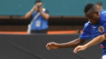 El delantero de la selección española, David Silva (c), lucha el balón con Maurice (i) y Alexandre, de la selección de Haití