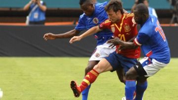 El delantero de la selección española, David Silva (c), lucha el balón con Maurice (i) y Alexandre, de la selección de Haití
