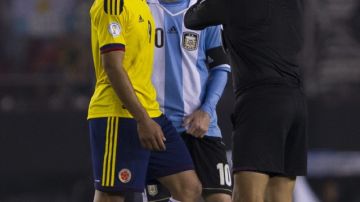 Messi y Falcao hablan con el árbitro en el duelo de ayer.