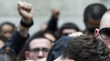 Amigos de   Clément Méric se abrazan donde éste fue agredido.