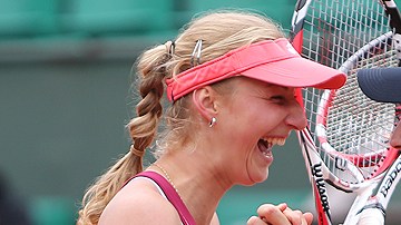 Las tenistas rusas se llevaron la ensaladera de los dobles femenil y vencieron a las favoritas Errani y Vinci de Italia.
