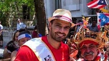 El actor Julián Gil compartió en el Desfile Puertorriqueño de Nueva York con el gobernador Alejandro García Padilla, el cantautor Carlos Vives y otras personalidades.