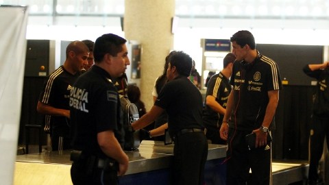 Carlos Salcido (izq.) y 'Maza' Rodríguez (der.) recogen su equipaje en la aduana al llegar la selección a la Ciudad de México.