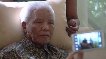 Nelson Mandela tres semanas después de haber sido dado de alta del hospital. Ayer volvió a ingresar afectado por una fuerte recaída.