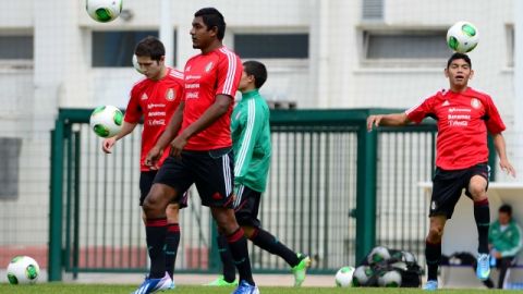 Jorge Espericueta (der.) trata de dominar el esférico al igual que sus compañeros en la concentración de la Sub-20 mexicana.