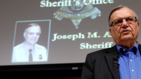 El sheriff  Joe Arpaio en conferencia relacionada con narcotráfico.