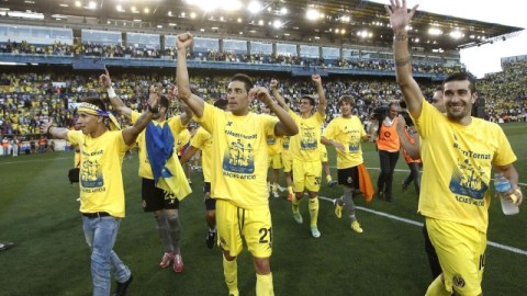 Los jugadores del Villarreal celebran su ascenso a Primera División tras su victoria ante el Almería en el Estadio de El Madrigal.