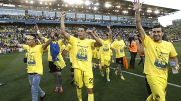 Los jugadores del Villarreal celebran su ascenso a Primera División tras su victoria ante el Almería en el Estadio de El Madrigal.
