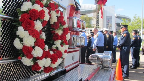 Los bomberos invariablemente y en todo momento que están en acción, están exponiendo su vida.